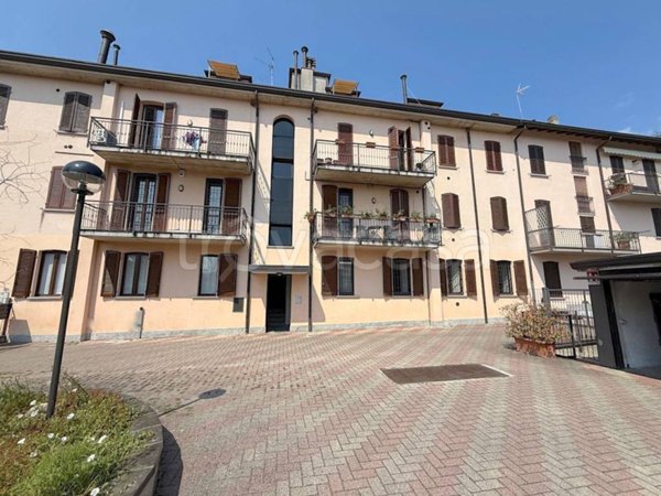 appartamento in vendita a Lesmo in zona Peregallo.