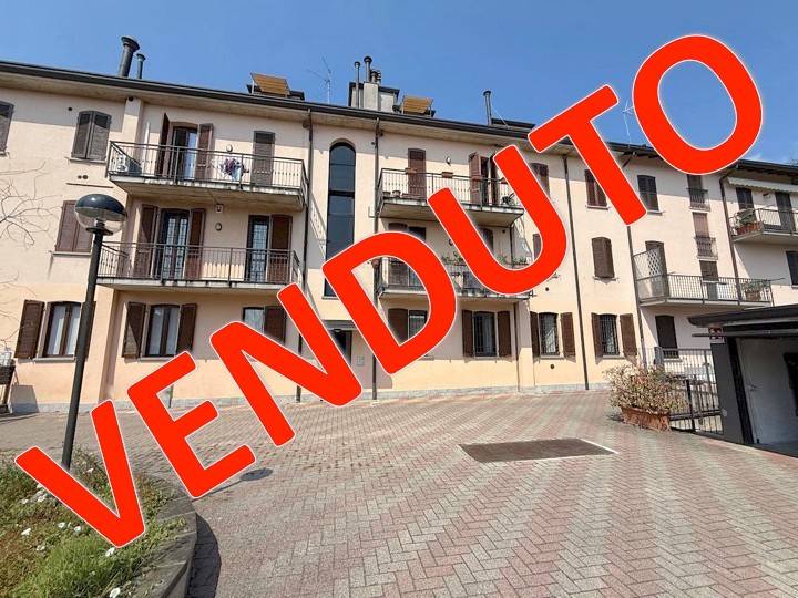 appartamento in vendita a Lesmo in zona Peregallo.