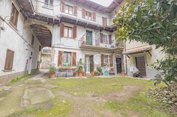 appartamento in vendita a Lesmo in zona Gerno