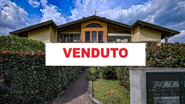 appartamento in vendita a Lesmo in zona Peregallo.