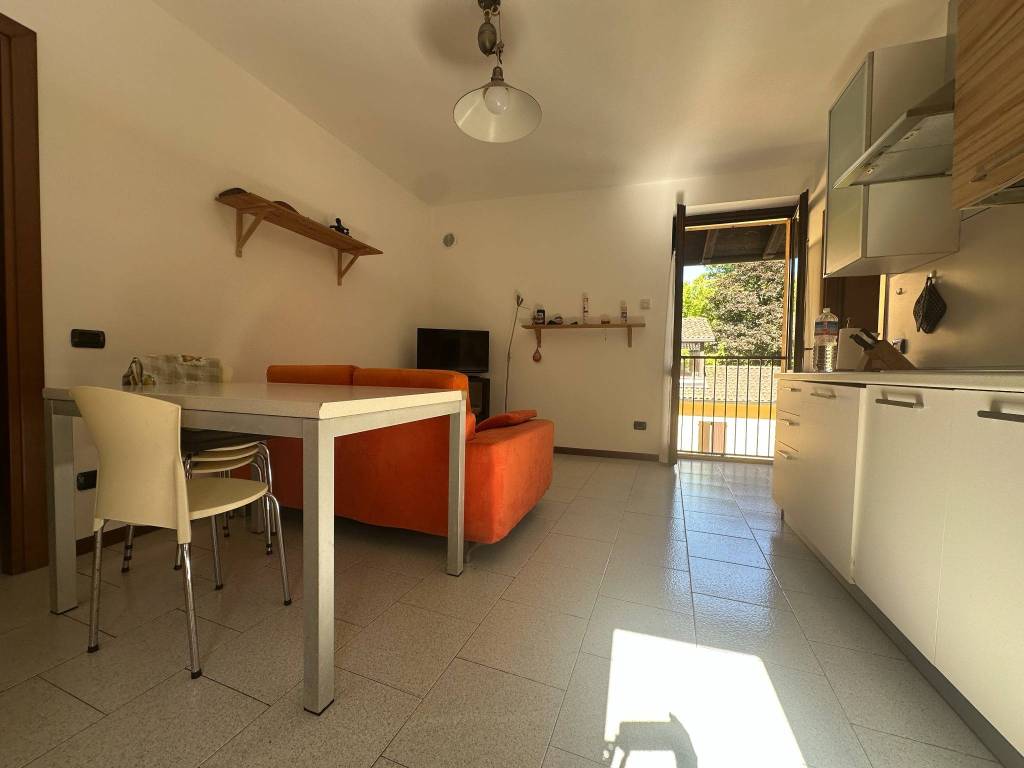 appartamento in vendita a Lesmo in zona Gerno