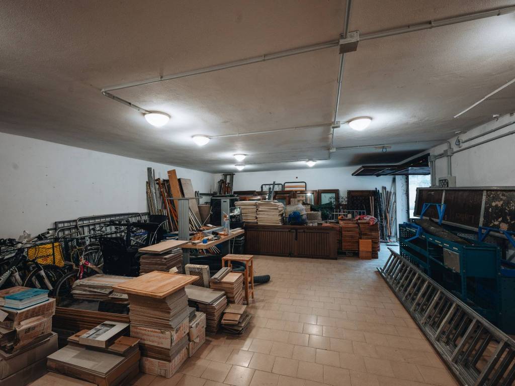 locale commerciale in vendita a Lesmo in zona California