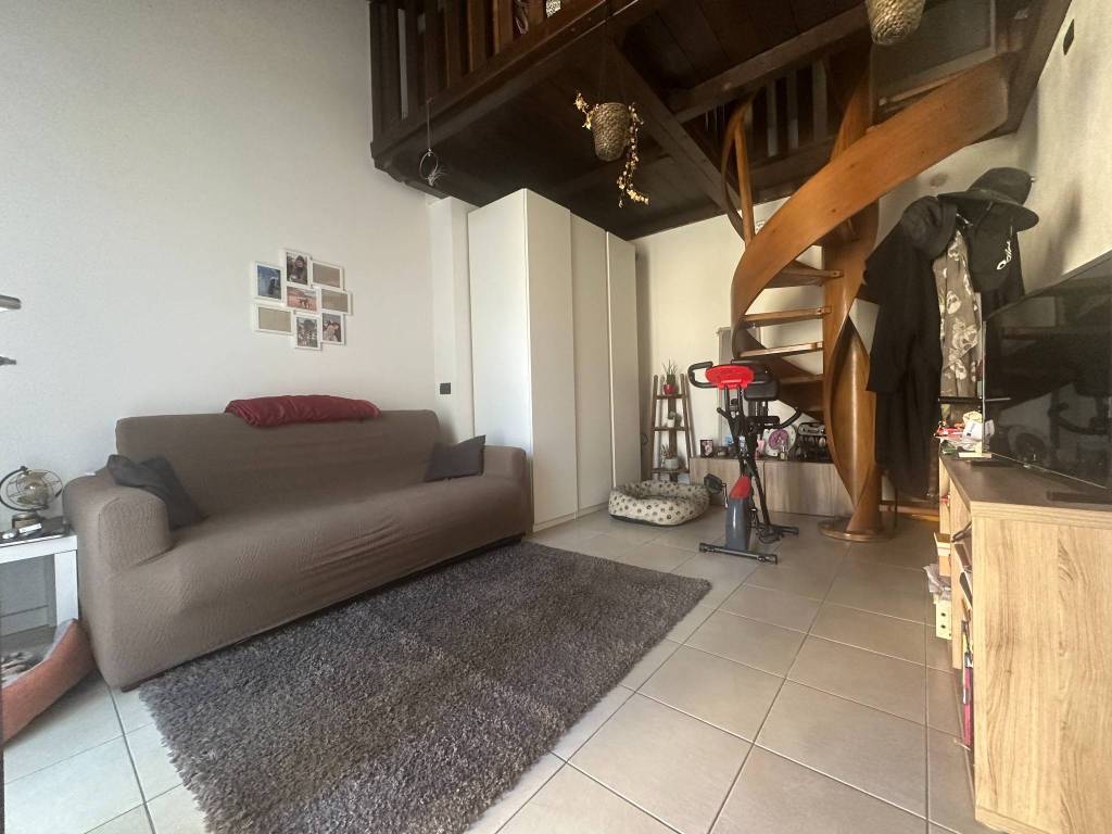 appartamento in vendita a Lesmo in zona Gerno