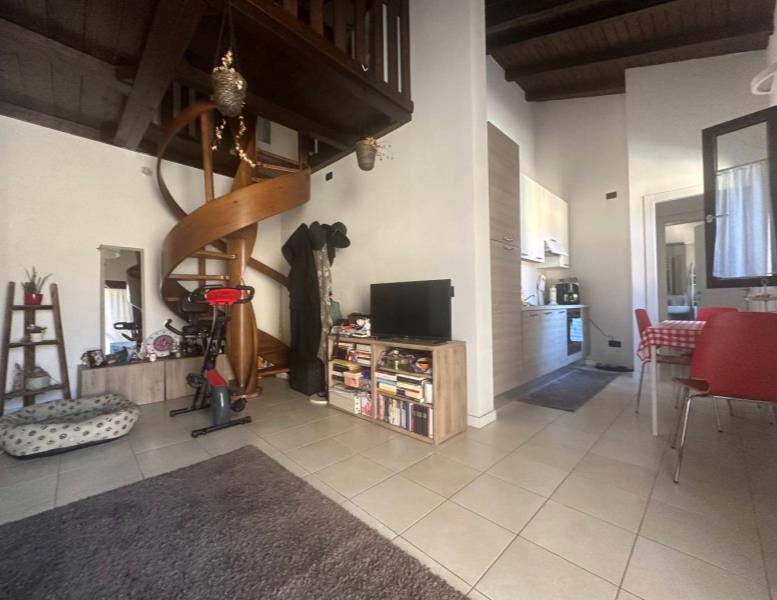 appartamento in vendita a Lesmo in zona Gerno