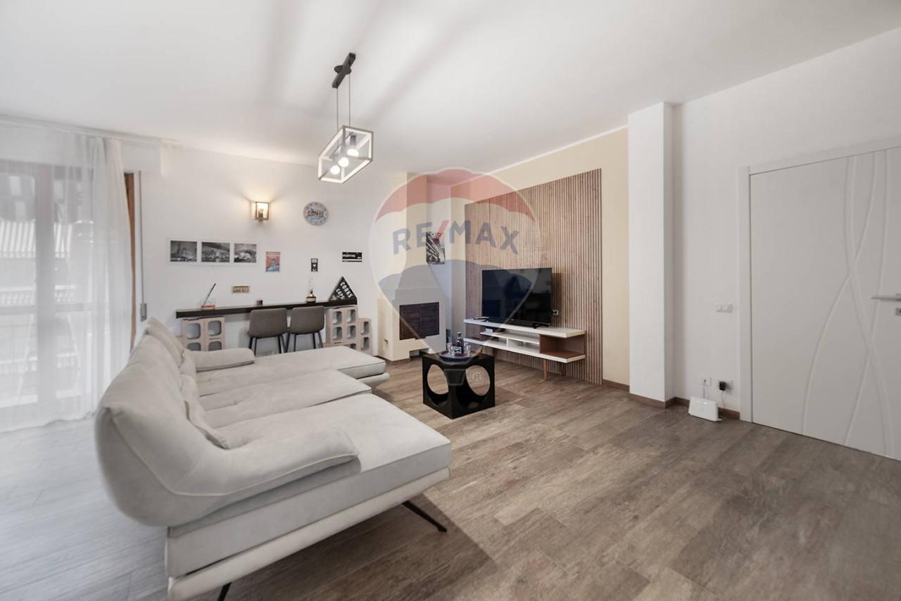 appartamento in vendita a Lesmo in zona Peregallo.