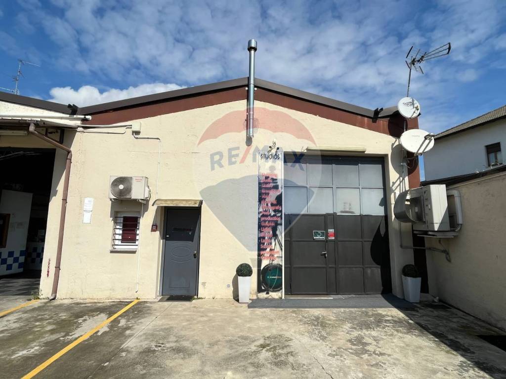 capannone in vendita a Lesmo