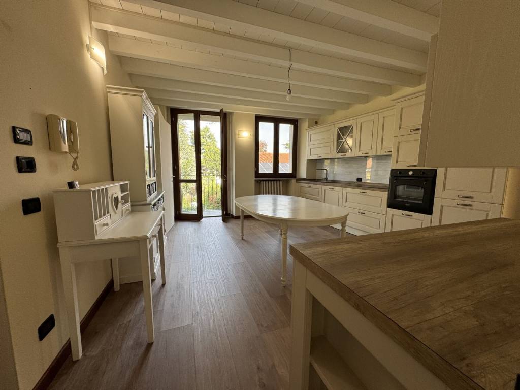 appartamento in vendita a Lesmo in zona Peregallo.
