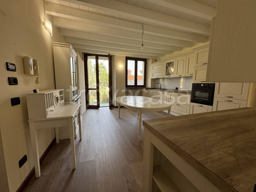 appartamento in vendita a Lesmo in zona Peregallo.