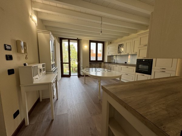 appartamento in vendita a Lesmo in zona Peregallo.