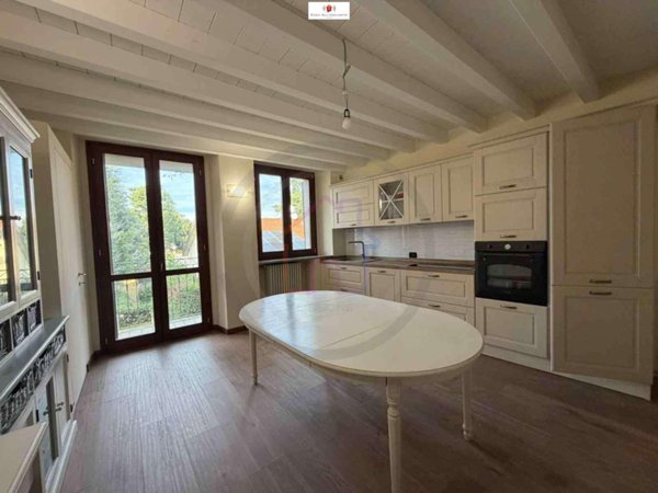 appartamento in vendita a Lesmo in zona Peregallo.