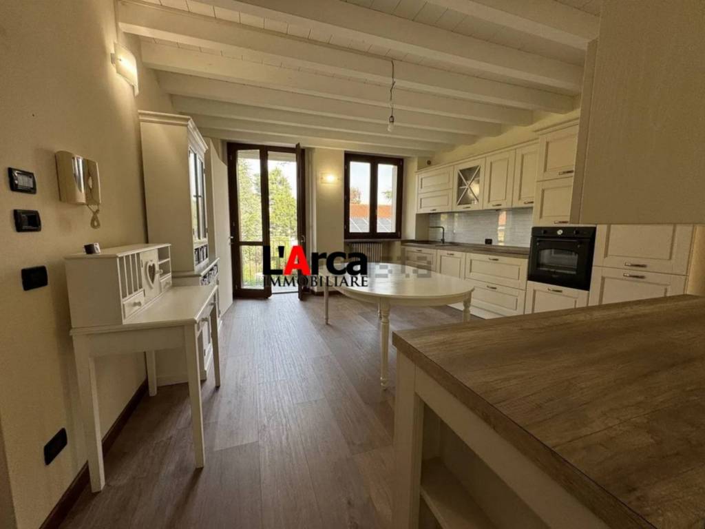 appartamento in vendita a Lesmo in zona Peregallo.