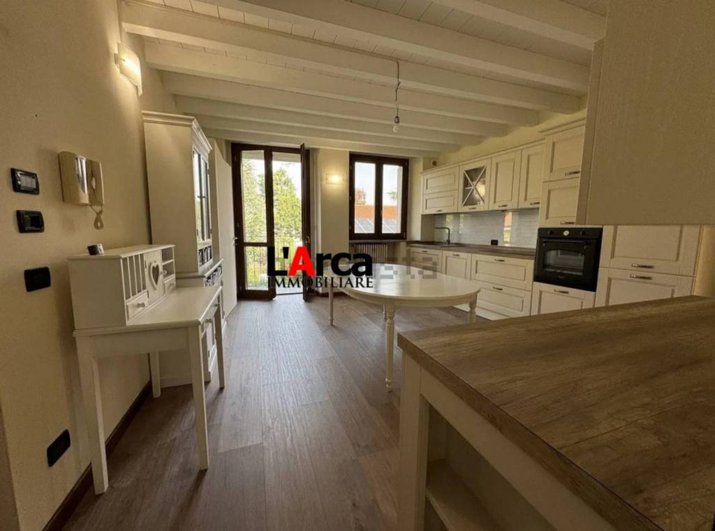 appartamento in vendita a Lesmo in zona Peregallo.