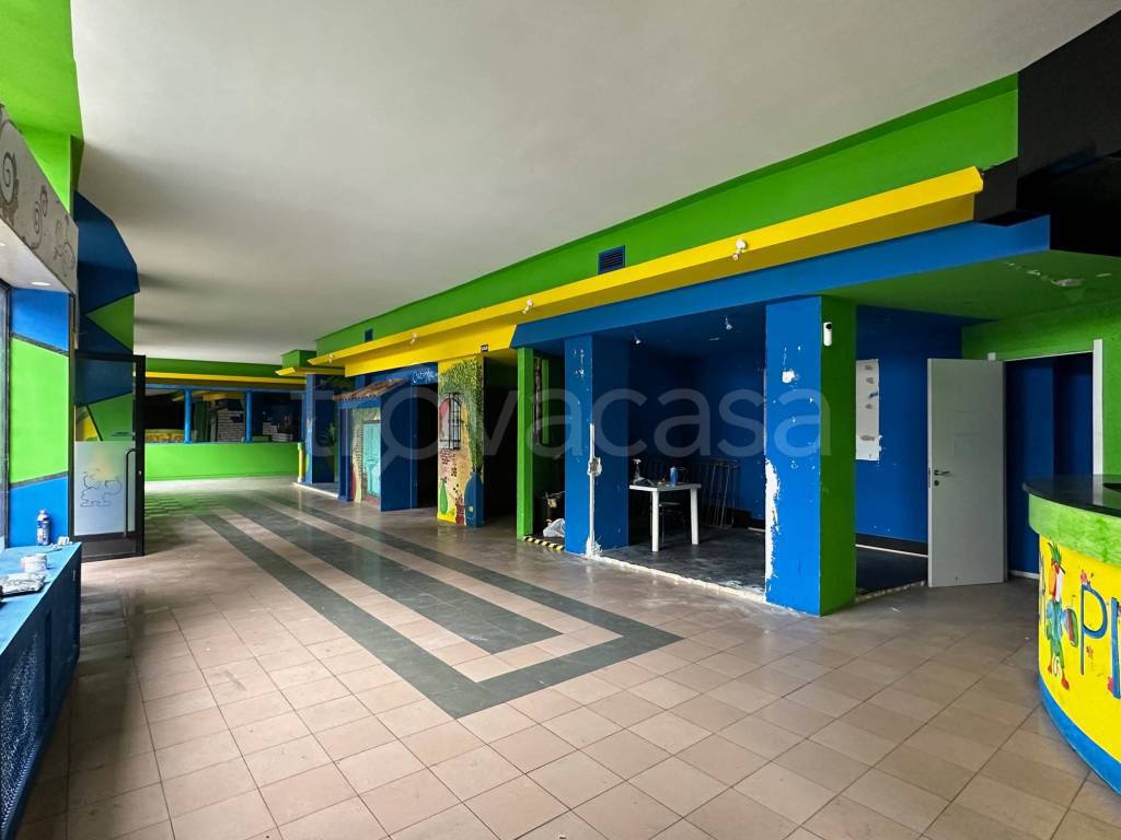 negozio in vendita a Lesmo in zona Peregallo.