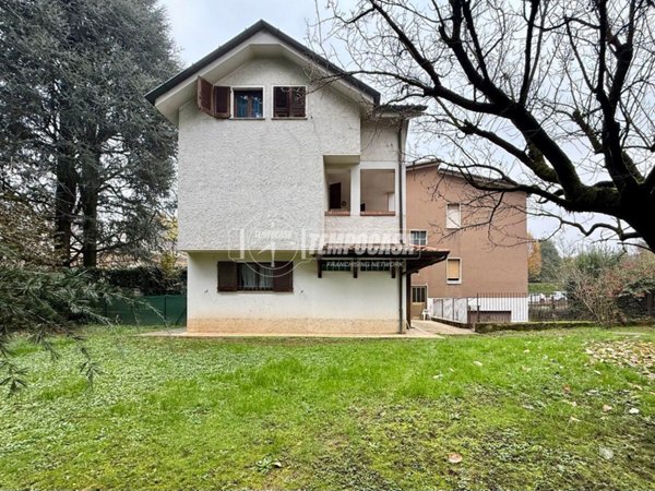 casa indipendente in vendita a Lesmo in zona Gerno