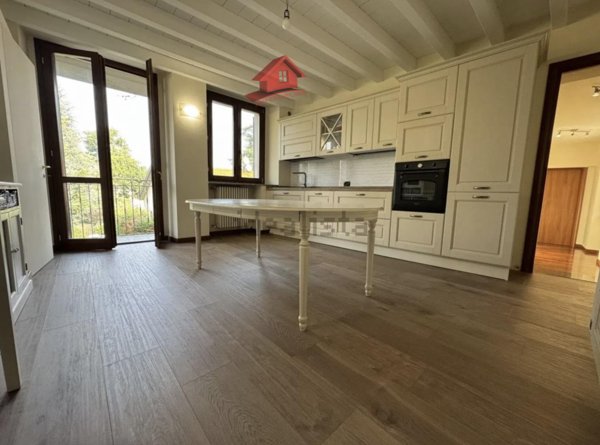 appartamento in vendita a Lesmo in zona Peregallo.