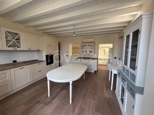 appartamento in vendita a Lesmo in zona Peregallo.