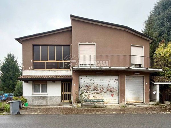 casa indipendente in vendita a Lesmo in zona Gerno