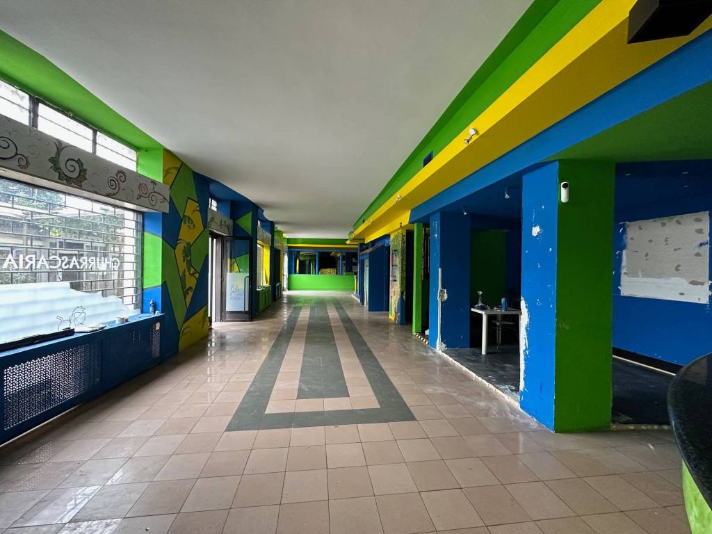 negozio in vendita a Lesmo in zona Peregallo.
