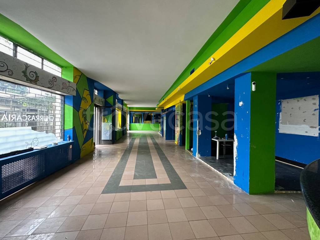negozio in vendita a Lesmo in zona Peregallo.
