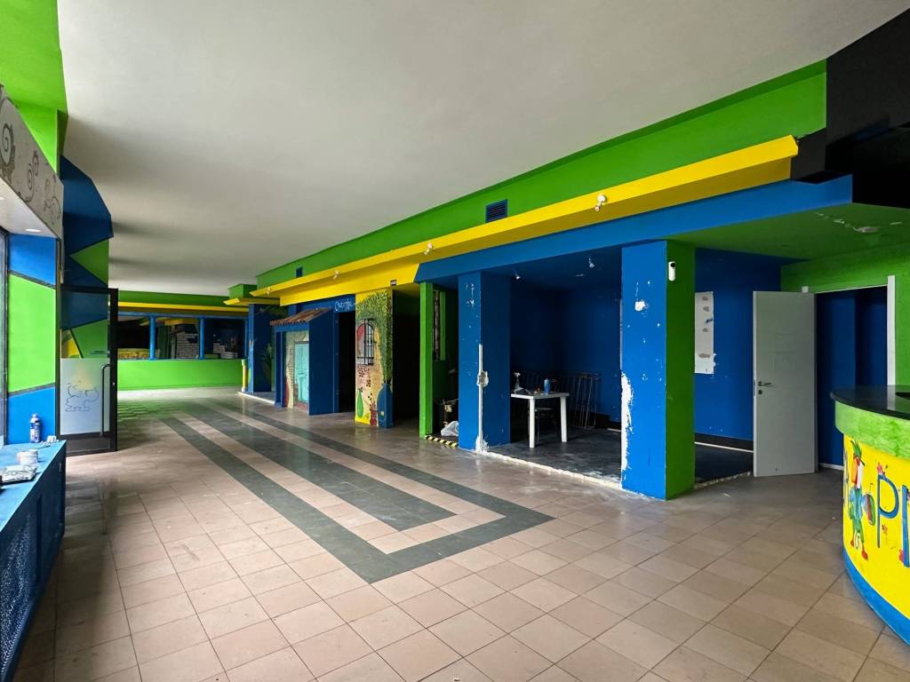 negozio in vendita a Lesmo in zona Peregallo.