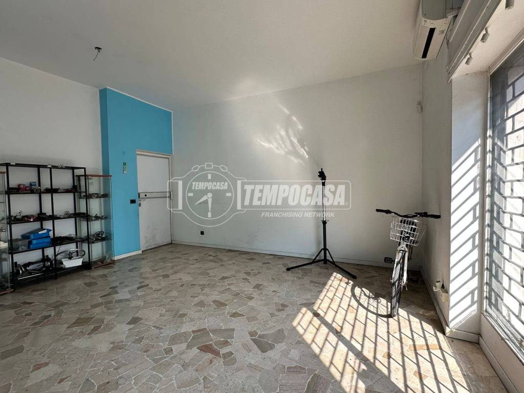 negozio in vendita a Lesmo