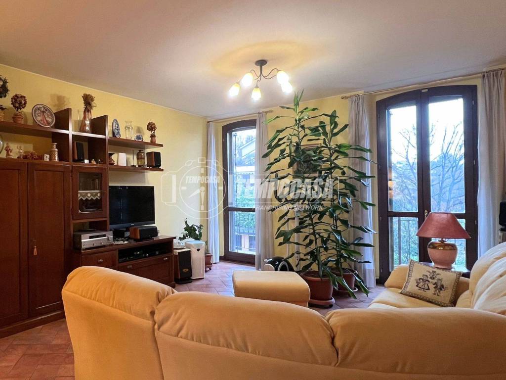 appartamento in vendita a Lesmo in zona Gerno