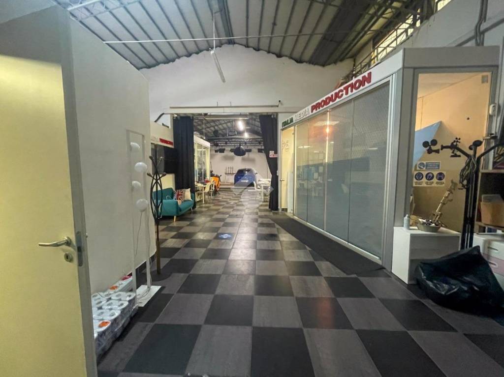 locale commerciale in vendita a Lesmo