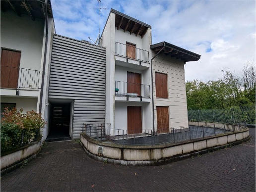 appartamento in vendita a Lesmo in zona Peregallo.