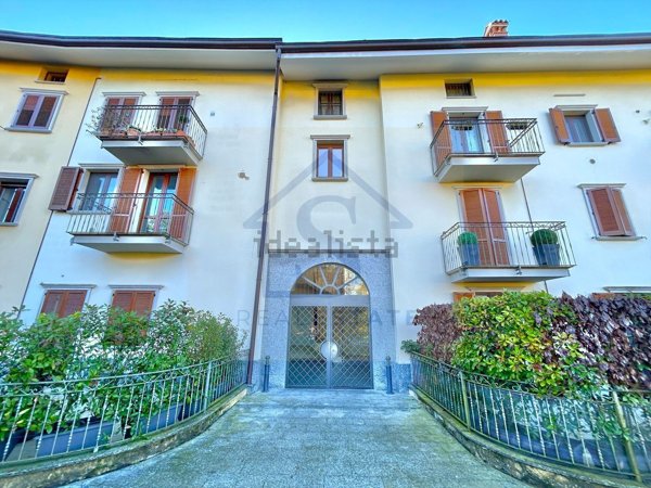 appartamento in vendita a Lesmo in zona Peregallo.