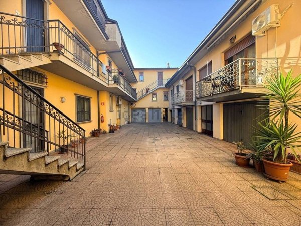 appartamento in vendita a Lesmo in zona Peregallo.