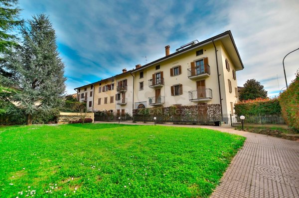 appartamento in vendita a Lesmo in zona Peregallo.