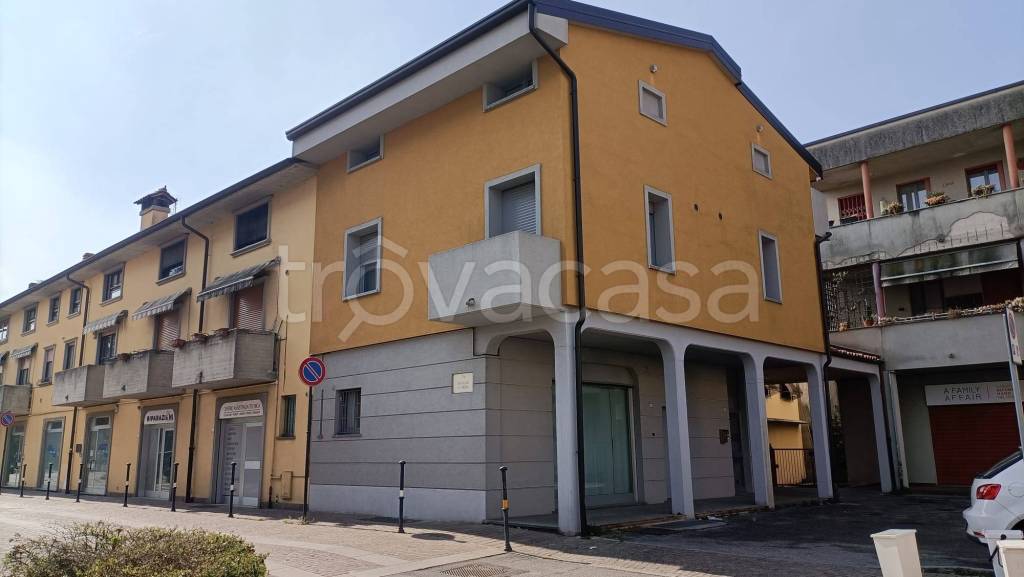 appartamento in vendita a Lesmo in zona Peregallo.