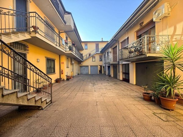 appartamento in vendita a Lesmo in zona Peregallo.
