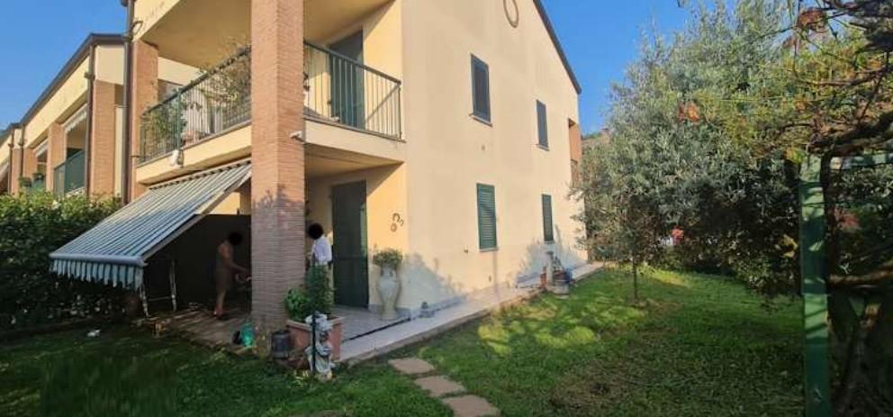 appartamento in vendita a Lesmo in zona Peregallo.