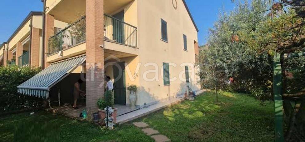 appartamento in vendita a Lesmo in zona Peregallo.