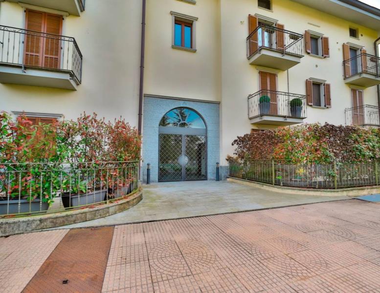 appartamento in vendita a Lesmo in zona Peregallo.