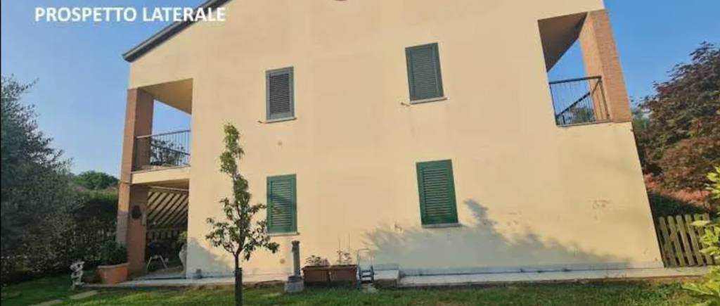 appartamento in vendita a Lesmo in zona Peregallo.