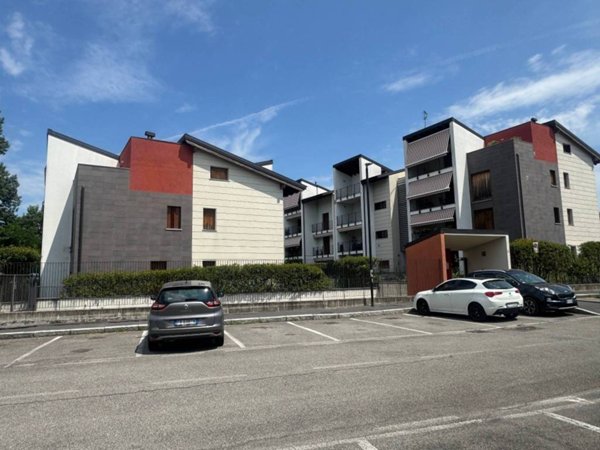 appartamento in vendita a Lesmo in zona Peregallo.