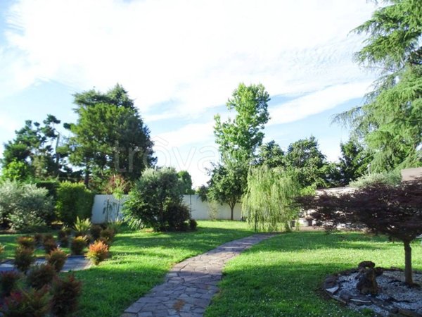 casa indipendente in vendita a Lesmo in zona Peregallo.