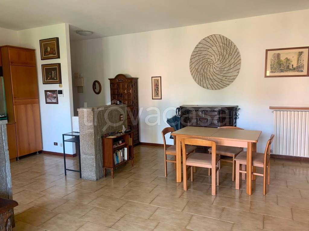 appartamento in vendita a Lesmo in zona Peregallo.