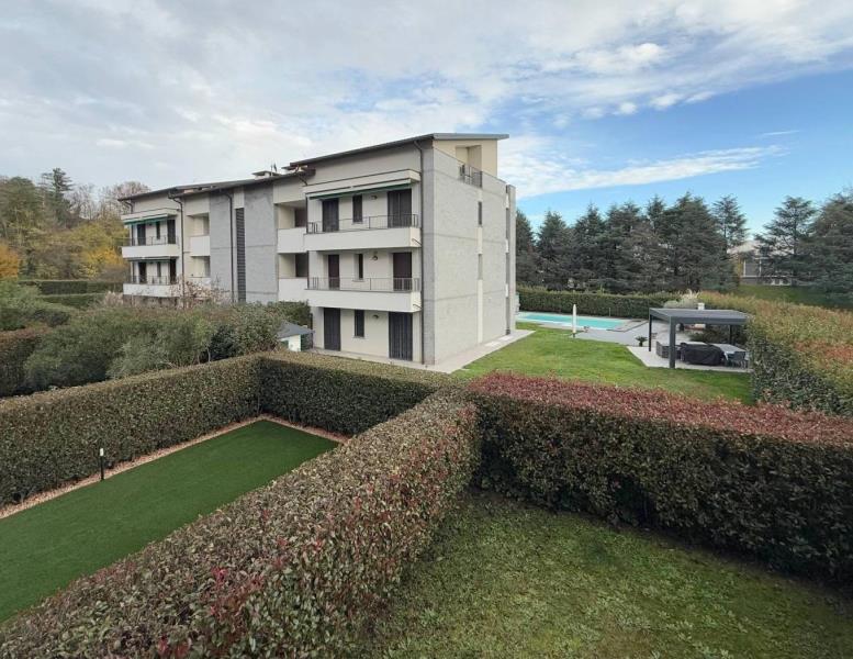 appartamento in vendita a Lesmo in zona Peregallo.