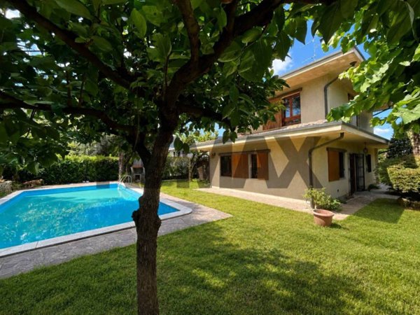 casa indipendente in vendita a Lesmo