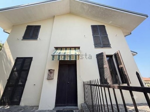appartamento in vendita a Lesmo in zona Gerno