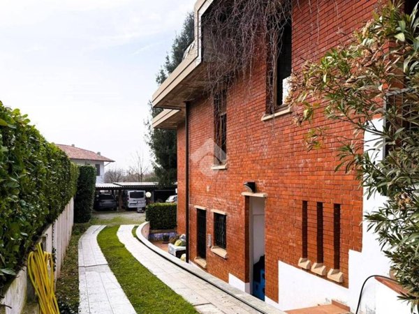 appartamento in vendita a Lesmo in zona California