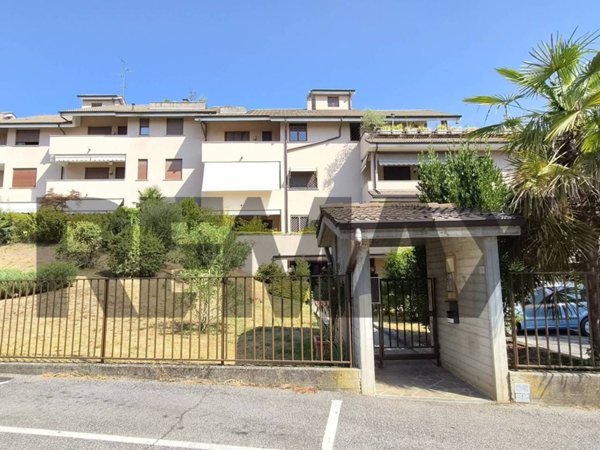 appartamento in vendita a Lesmo in zona Peregallo.