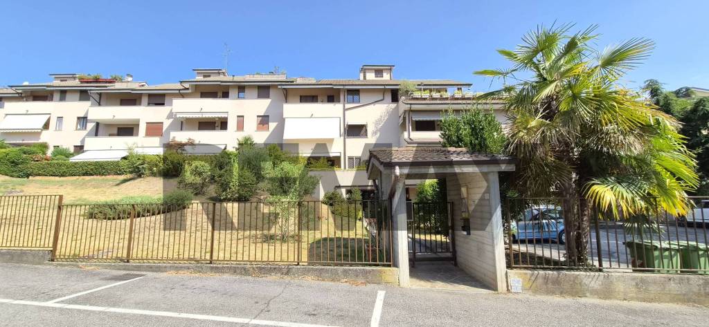 appartamento in vendita a Lesmo in zona Peregallo.