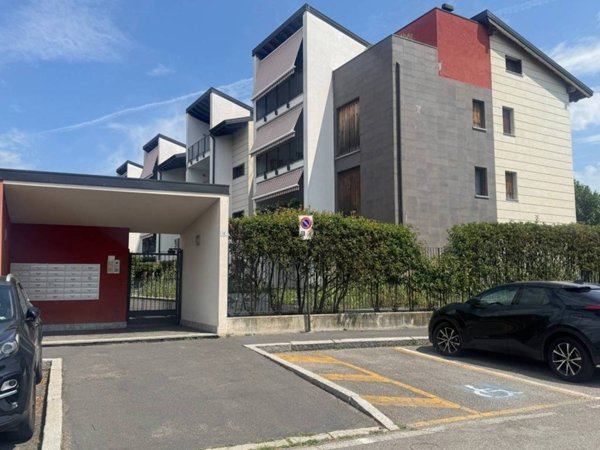 appartamento in vendita a Lesmo in zona Peregallo.