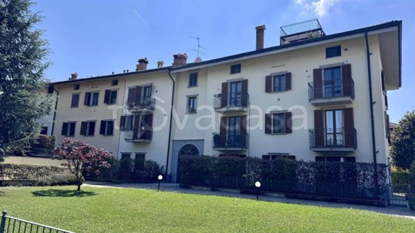 appartamento in vendita a Lesmo in zona Peregallo.