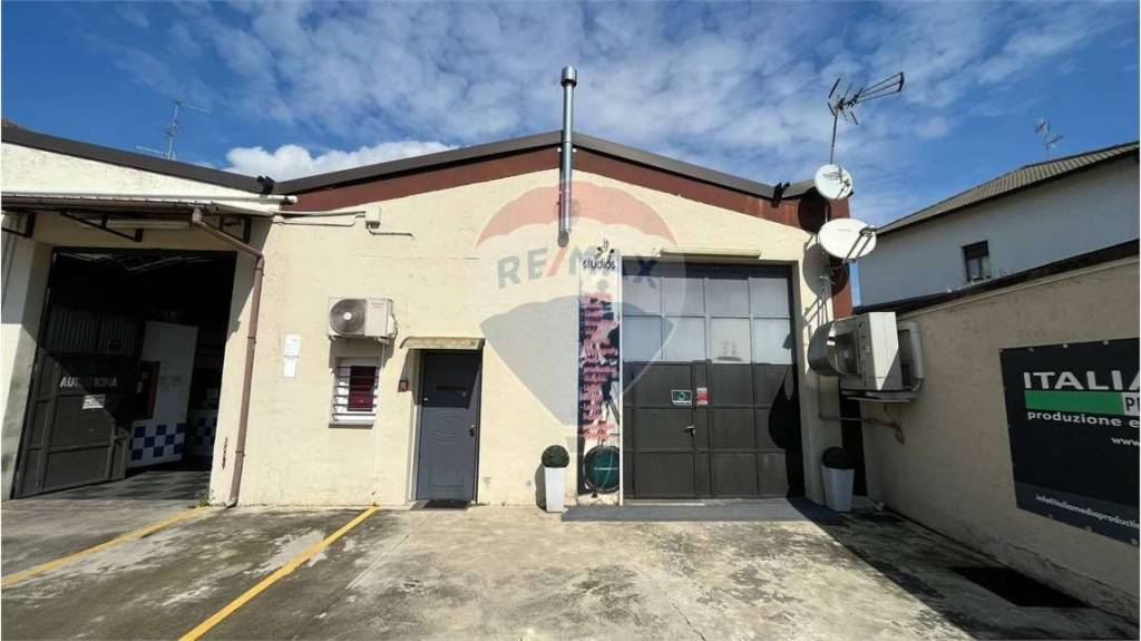appartamento in vendita a Lesmo in zona Peregallo.