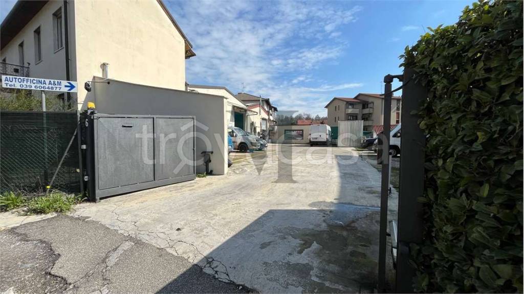 appartamento in vendita a Lesmo in zona Peregallo.